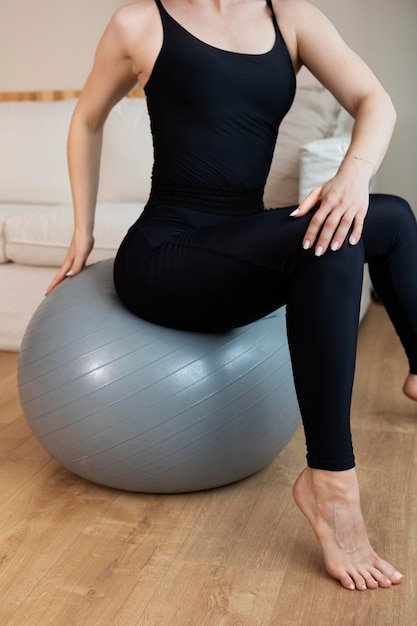close-up-woman-sitting-gym-ball_23-2149014000 sport apres accouchement